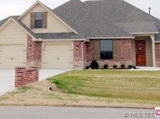 1960 E 172nd Pl, Mounds, OK 74047