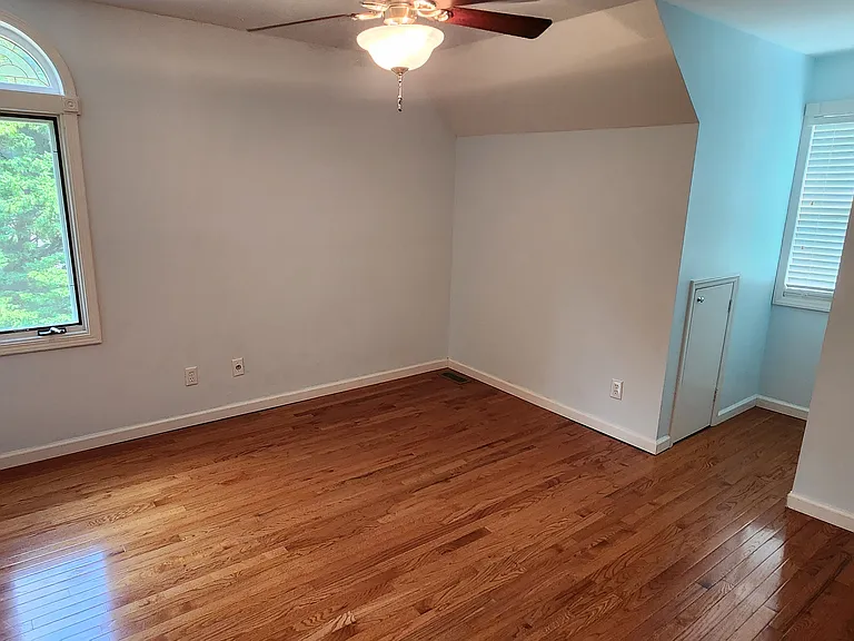 Upstairs right bedroom (bedroom 3)