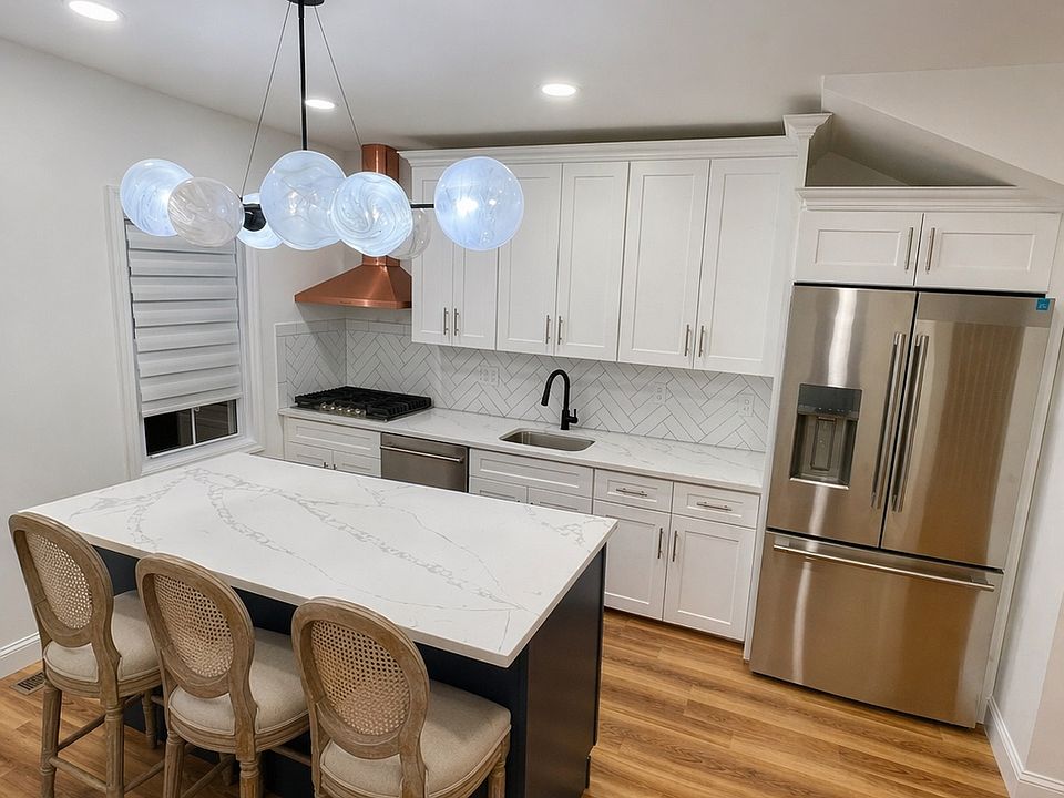 New kitchen w/ the latest appliances