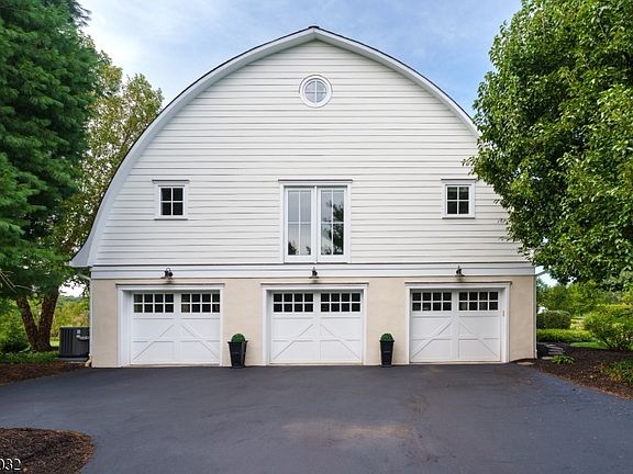 3rd image of 8 Flanders Valley Ct