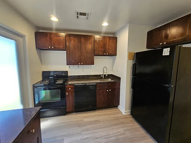 22nd Street Apartments 3015 — Photo 6