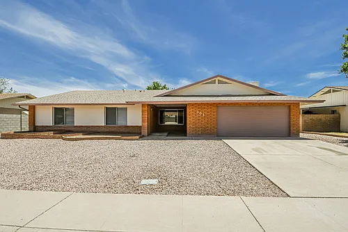301 E Keogh Dr Photo 1