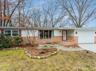 1981 Oak Cliff Dr NE, Grand Rapids, MI 49525