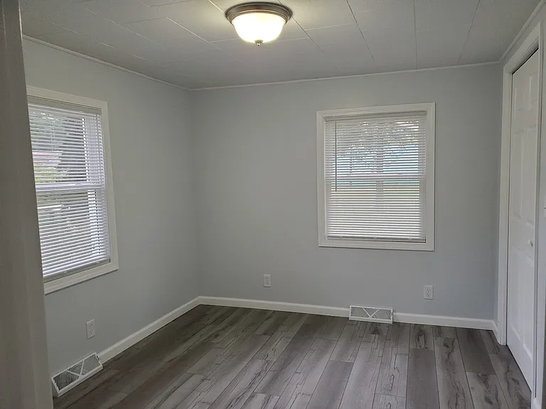 921 Hannah Ave — Photo 6