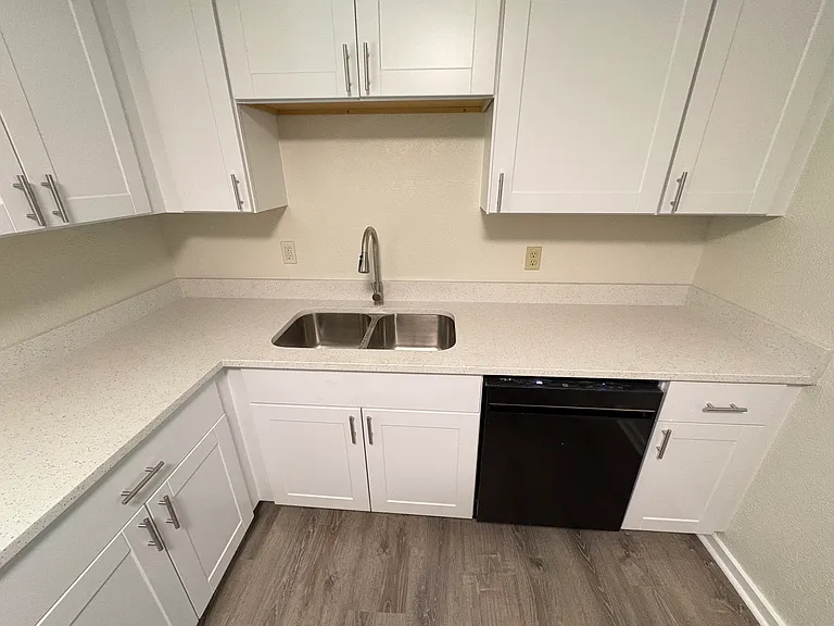 721 Perry Ave — Photo 4