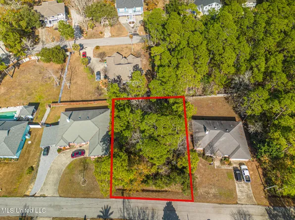 128 Country Club Dr, Pass Christian, MS 39571