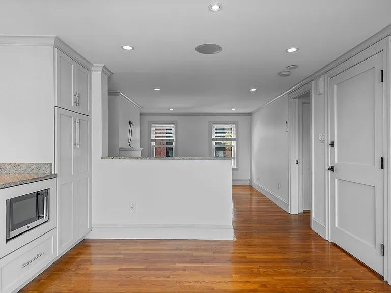 256 W 3rd St #2 — Photo 8