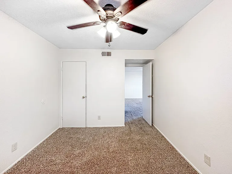 940 W Graaf Ave #B — Photo 6