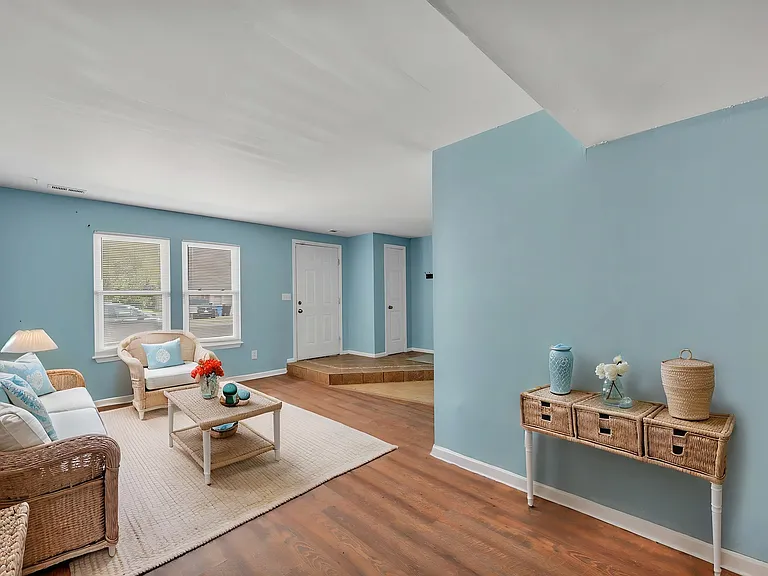 717 Wolftrap Ln — Photo 1
