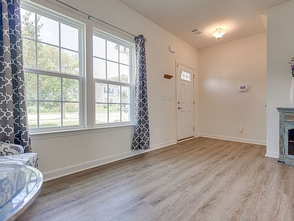 5th image of 489 Parmley Dr.