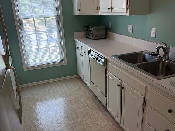 3rd image of 3132 Westbury Dr