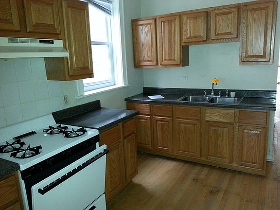 4th image of 2537 N Lowell Ave