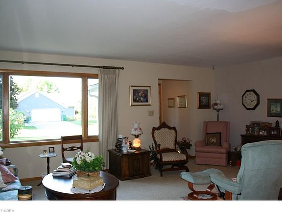 4th image of 359 Reynolds Ct