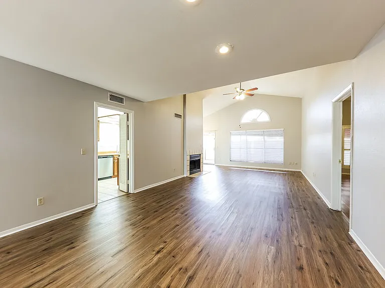 429 E Utopia Rd — Photo 4