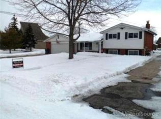 37676 Huron Pointe Dr, Harrison Township, MI
