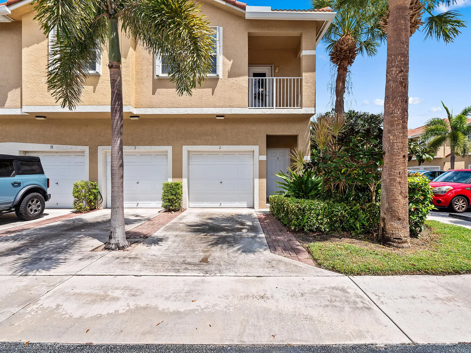 2 bed, 2.0 bath, 1032 sqft, $3,000 — Photo 2