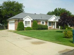 34905 Mercer Ln, Fraser, MI 48026