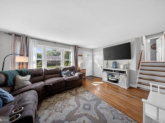 3rd image of 11 Whitehall Cir