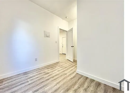 1411 S Burlington Ave #10 — Photo 2