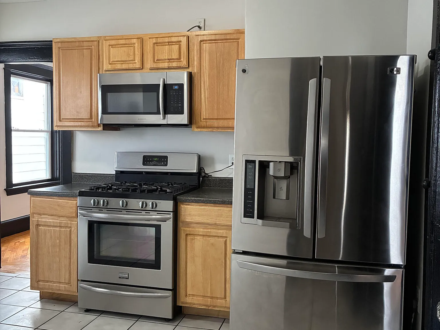 3 bed, 1.0 bath, 2863 sqft, $2,000 — Photo 2