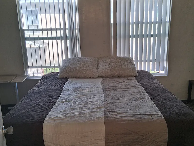 1038 N Sacramento Ave — Photo 9