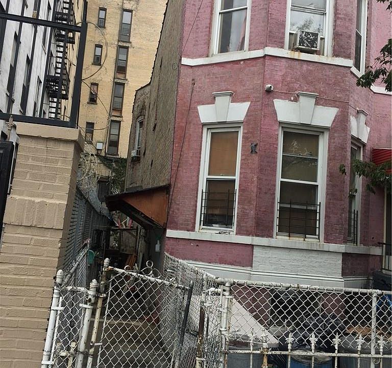 2nd image of 881 Longfellow Avenue
