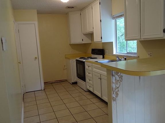 3rd image of 816 Pinkerton Dr