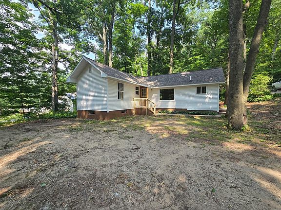 3rd image of 632 Goldfinch St