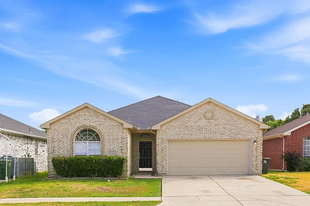 4 bed, 2.0 bath, 2049 sqft, $2,410 — Photo 1