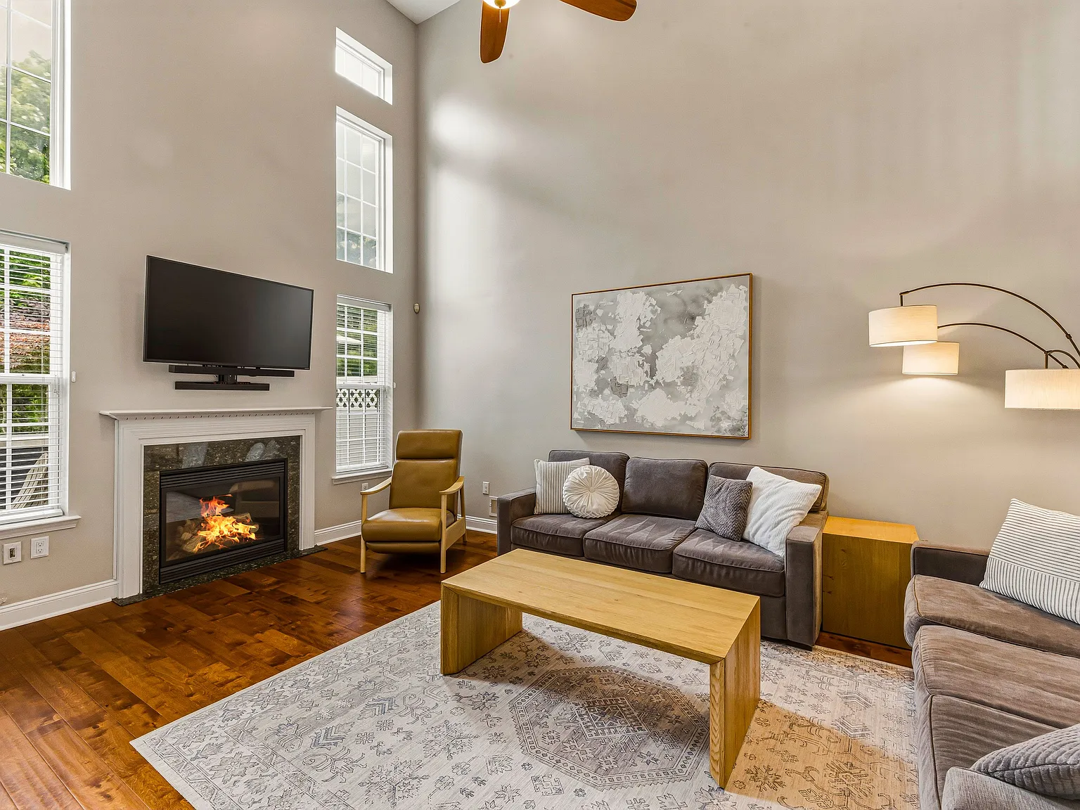 3 bed, 2.5 bath, 2200 sqft, $3,000 — Photo 2