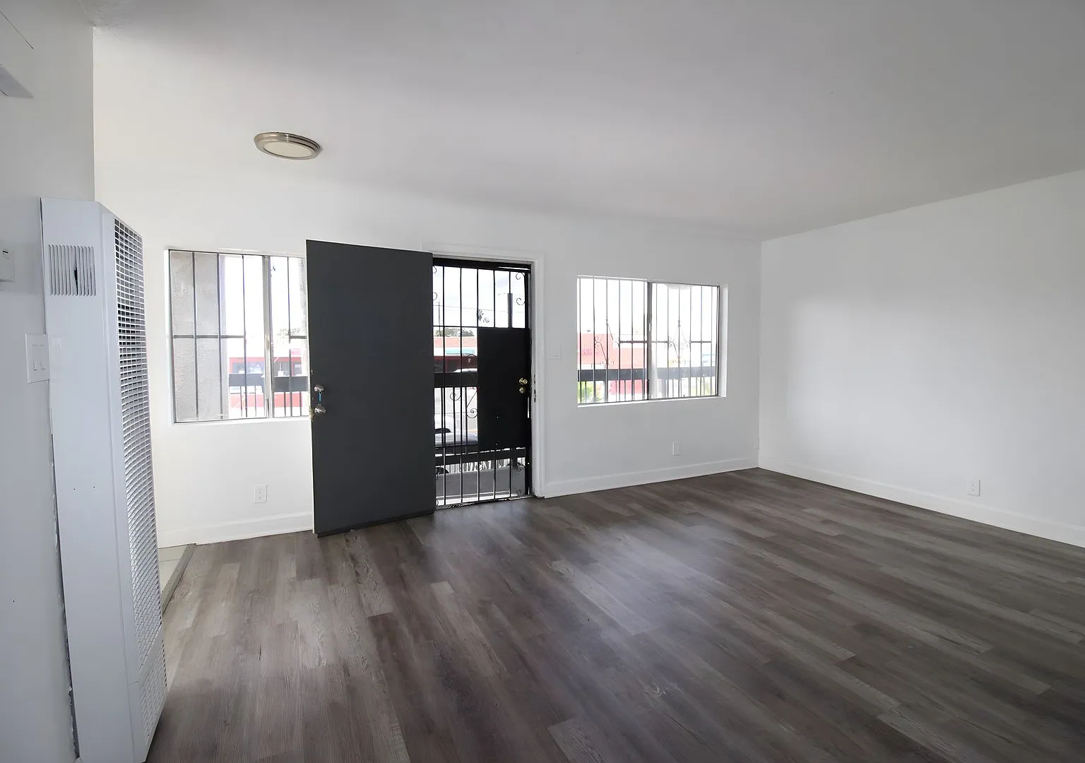 11306-08 S. Figueroa Street — Photo 1