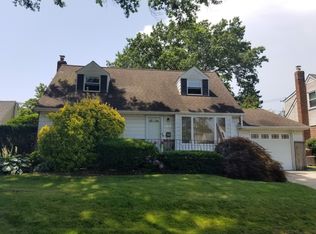 109 Schumacher Dr, New Hyde Park, NY 11040