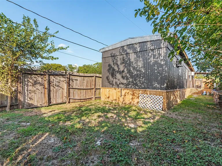 403 Avenue E — Photo 2