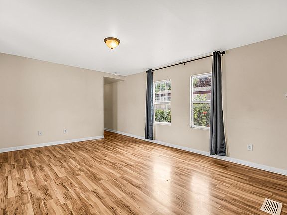3rd image of 562 Eastwood Dr