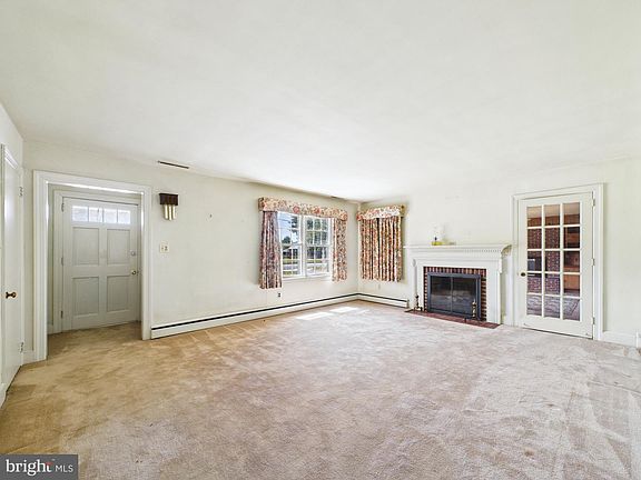 4th image of 207 Bloomingdale Ave