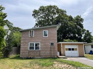 98 Pinewood Dr, Shirley, NY 11967