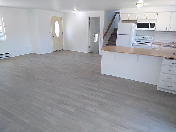 3rd image of 207 Cedar Ave N