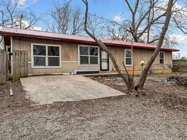 206 E 1st St, Pineville, MO 64856