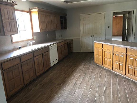 5th image of 1301 Oakwood Ln