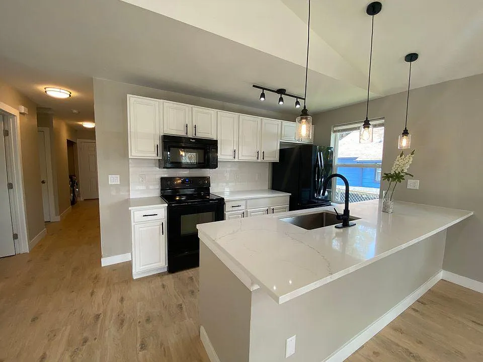 3 bed, 1020 sqft, $2,550 — Photo 3