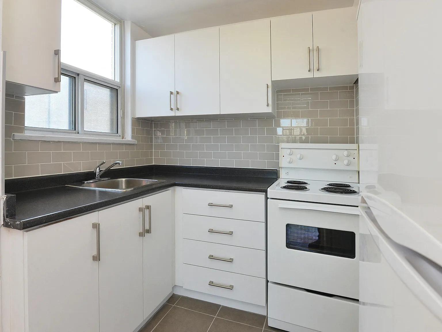 85 Lowther Avenue — Photo 3