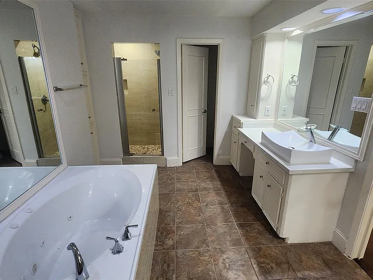 2127 Manor Green Dr — Photo 20