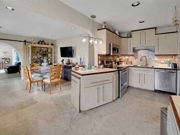 3rd image of 4401 NE 15th Avenue