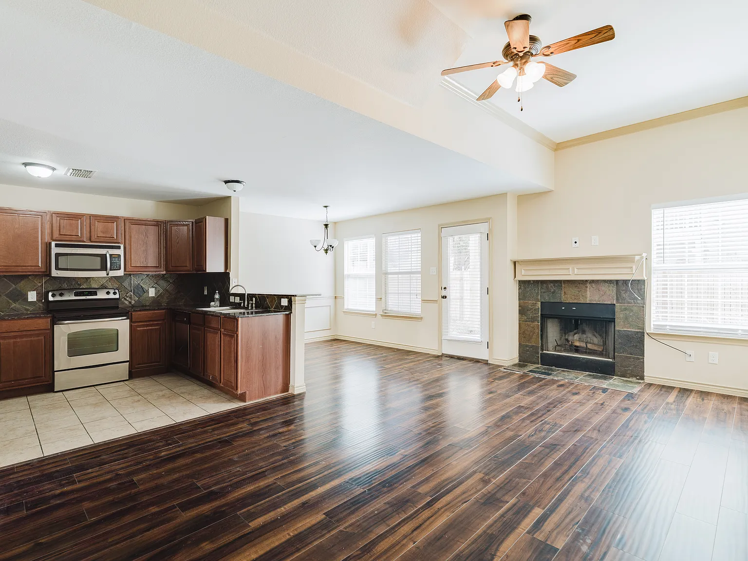3 bed, 1880 sqft, $2,400 — Photo 4