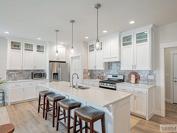4th image of 644 Silvermaple Dr