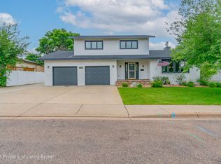 970 11th Ave W, Dickinson, ND 58601