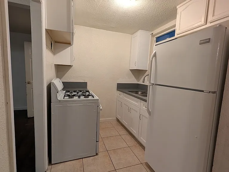 2771 1/2 Glenwood Pl — Photo 7