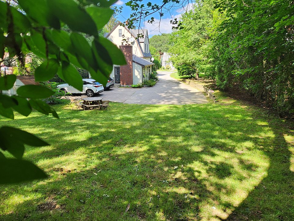 Other end of the house with big backyard and parking lot.
