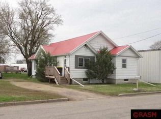 30 4th St NW, Madelia, MN 56062