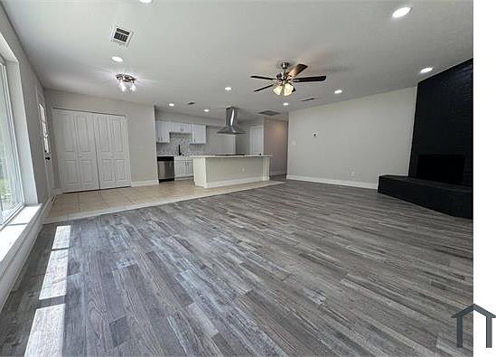 4th image of 8237 Albert St